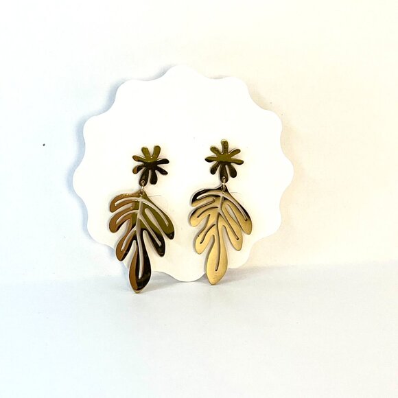Gold Leaf Dangle Earrings Tropical Vacation Office Modern NWT - Picture 5 of 6